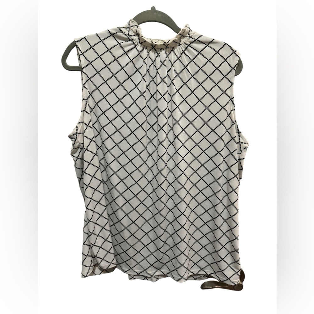 Elle - White w Black dot line detail / sleeveless high neck Size L